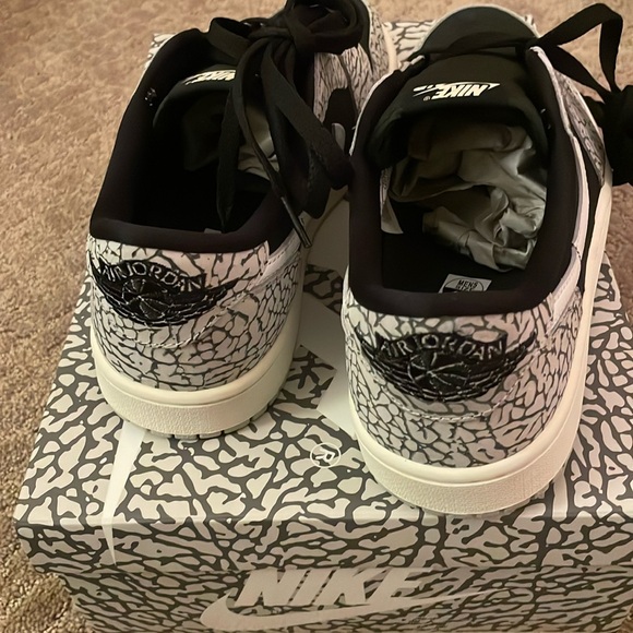 NEW - men’s size 9.5 Nike Air Jordan 1 Retro Low OG - Picture 4 of 5